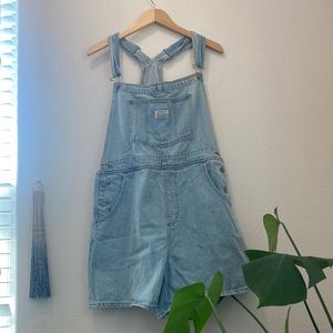 Levi light wash denim overall shorts; great to style with a crop top 🍄